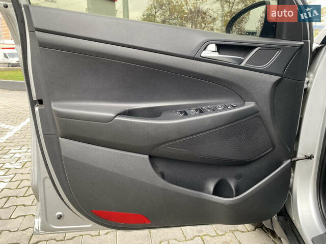 Серый Хендай Туксон, объемом двигателя 2 л и пробегом 73 тыс. км за 22400 $, фото 13 на Automoto.ua