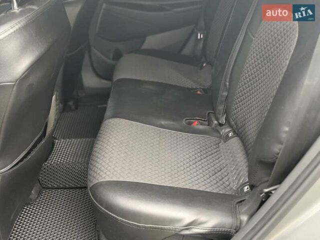 Серый Хендай Туксон, объемом двигателя 2 л и пробегом 204 тыс. км за 17500 $, фото 18 на Automoto.ua