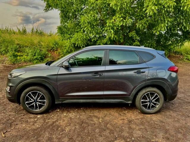 Серый Хендай Туксон, объемом двигателя 1.6 л и пробегом 110 тыс. км за 16999 $, фото 2 на Automoto.ua