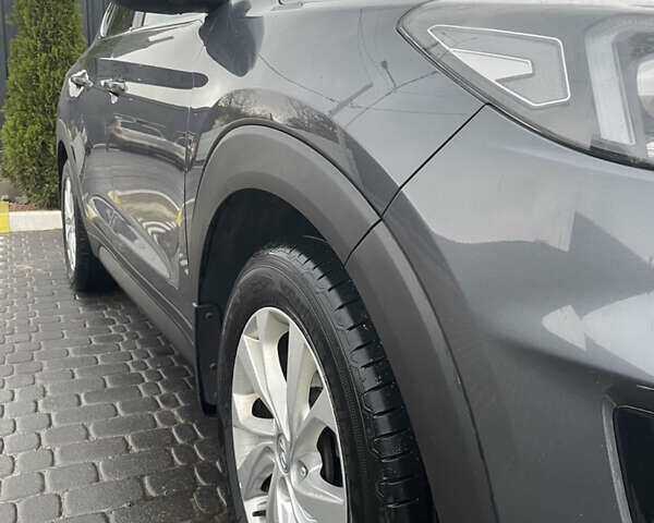 Серый Хендай Туксон, объемом двигателя 2 л и пробегом 140 тыс. км за 19700 $, фото 2 на Automoto.ua