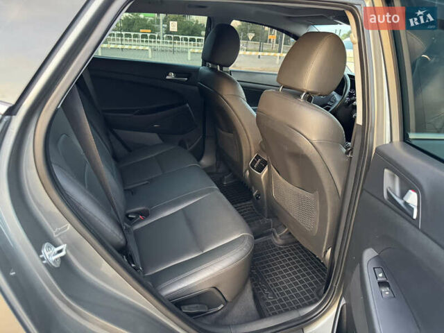 Серый Хендай Туксон, объемом двигателя 2 л и пробегом 130 тыс. км за 22700 $, фото 9 на Automoto.ua