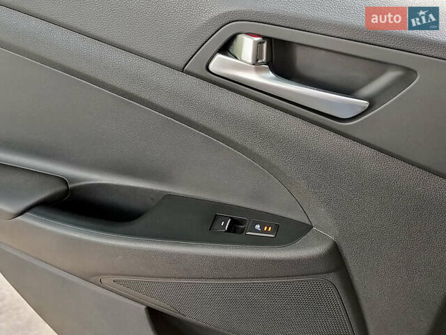 Серый Хендай Туксон, объемом двигателя 2 л и пробегом 97 тыс. км за 21888 $, фото 17 на Automoto.ua