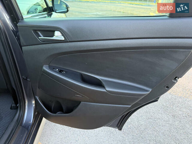 Серый Хендай Туксон, объемом двигателя 1.6 л и пробегом 214 тыс. км за 21000 $, фото 70 на Automoto.ua