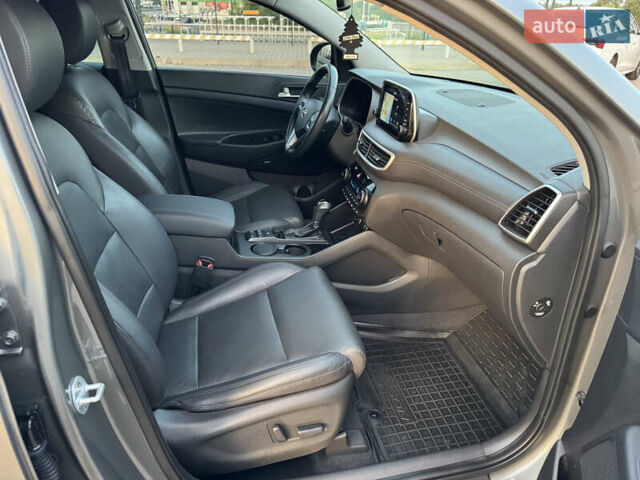 Серый Хендай Туксон, объемом двигателя 2 л и пробегом 130 тыс. км за 22700 $, фото 8 на Automoto.ua