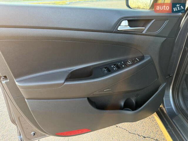 Серый Хендай Туксон, объемом двигателя 1.6 л и пробегом 214 тыс. км за 21000 $, фото 53 на Automoto.ua