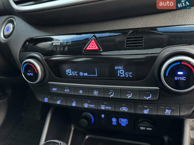 Серый Хендай Туксон, объемом двигателя 2 л и пробегом 130 тыс. км за 22700 $, фото 12 на Automoto.ua