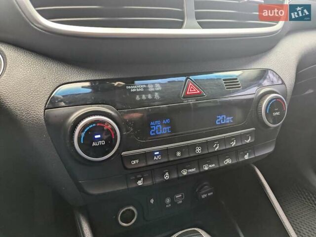 Серый Хендай Туксон, объемом двигателя 2 л и пробегом 204 тыс. км за 17500 $, фото 23 на Automoto.ua