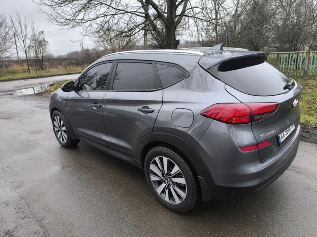 Серый Хендай Туксон, объемом двигателя 2 л и пробегом 180 тыс. км за 14899 $, фото 4 на Automoto.ua