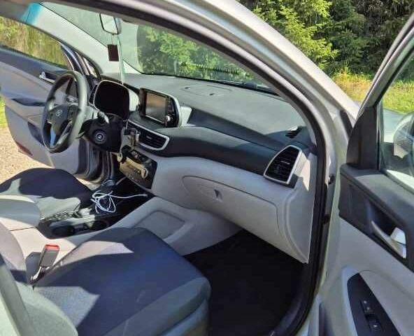 Серый Хендай Туксон, объемом двигателя 2 л и пробегом 105 тыс. км за 11000 $, фото 2 на Automoto.ua