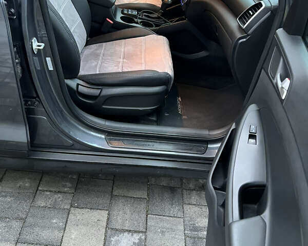 Серый Хендай Туксон, объемом двигателя 2 л и пробегом 204 тыс. км за 17600 $, фото 11 на Automoto.ua