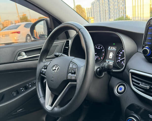 Серый Хендай Туксон, объемом двигателя 2 л и пробегом 130 тыс. км за 22700 $, фото 28 на Automoto.ua