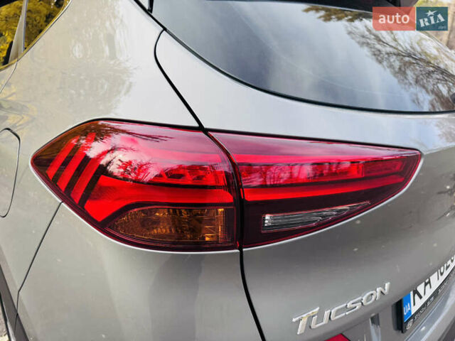 Серый Хендай Туксон, объемом двигателя 2 л и пробегом 130 тыс. км за 22700 $, фото 4 на Automoto.ua