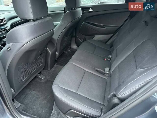 Серый Хендай Туксон, объемом двигателя 2 л и пробегом 120 тыс. км за 16500 $, фото 7 на Automoto.ua