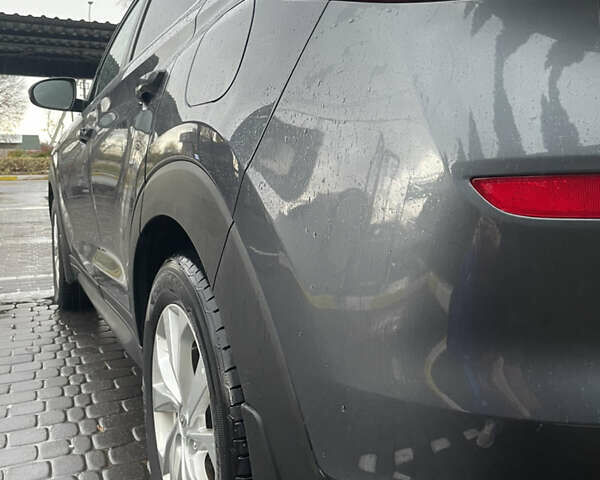 Серый Хендай Туксон, объемом двигателя 2 л и пробегом 140 тыс. км за 19700 $, фото 6 на Automoto.ua