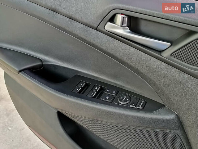 Серый Хендай Туксон, объемом двигателя 2 л и пробегом 97 тыс. км за 21888 $, фото 15 на Automoto.ua