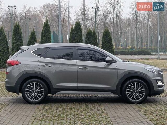 Серый Хендай Туксон, объемом двигателя 2 л и пробегом 204 тыс. км за 17500 $, фото 5 на Automoto.ua