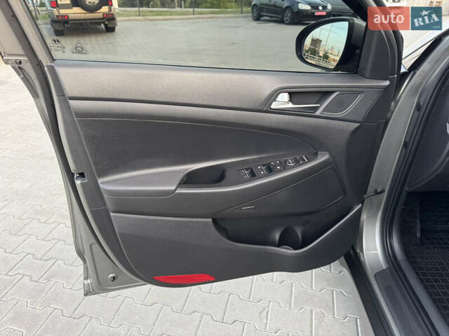 Серый Хендай Туксон, объемом двигателя 2 л и пробегом 130 тыс. км за 22700 $, фото 5 на Automoto.ua