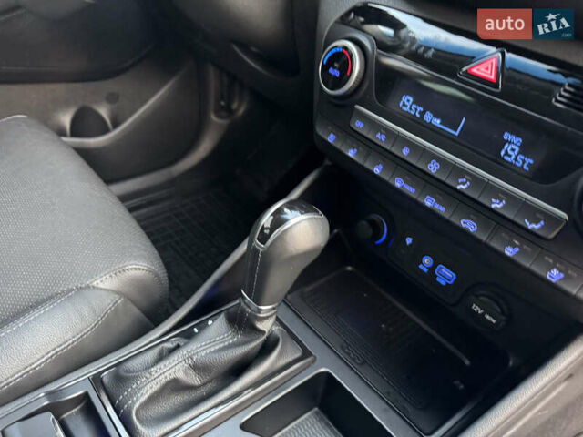 Серый Хендай Туксон, объемом двигателя 2 л и пробегом 130 тыс. км за 22700 $, фото 27 на Automoto.ua