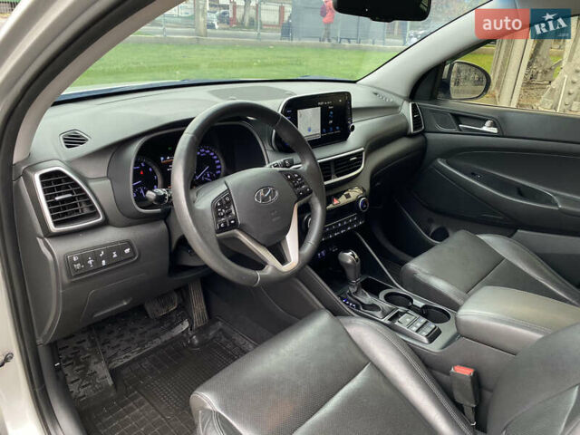 Серый Хендай Туксон, объемом двигателя 2 л и пробегом 73 тыс. км за 22400 $, фото 12 на Automoto.ua