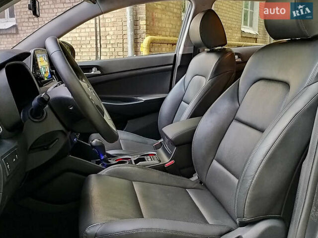 Серый Хендай Туксон, объемом двигателя 2 л и пробегом 97 тыс. км за 21888 $, фото 13 на Automoto.ua