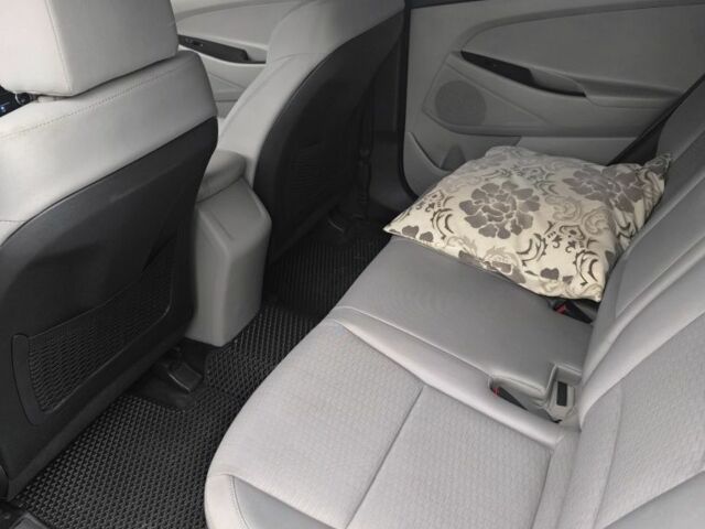 Серый Хендай Туксон, объемом двигателя 2 л и пробегом 180 тыс. км за 14899 $, фото 7 на Automoto.ua