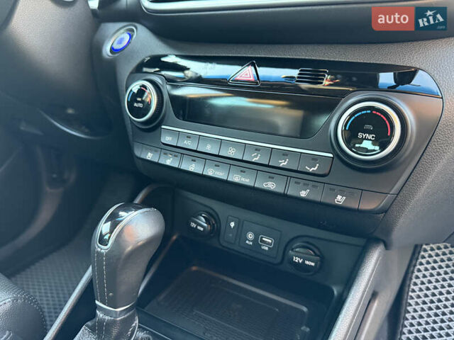 Серый Хендай Туксон, объемом двигателя 1.6 л и пробегом 214 тыс. км за 21000 $, фото 49 на Automoto.ua