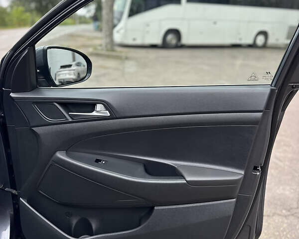 Сірий Хендай Туксон, об'ємом двигуна 2 л та пробігом 58 тис. км за 21800 $, фото 39 на Automoto.ua