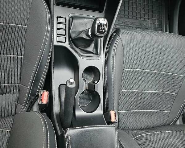 Сірий Хендай Туксон, об'ємом двигуна 2 л та пробігом 136 тис. км за 17300 $, фото 11 на Automoto.ua