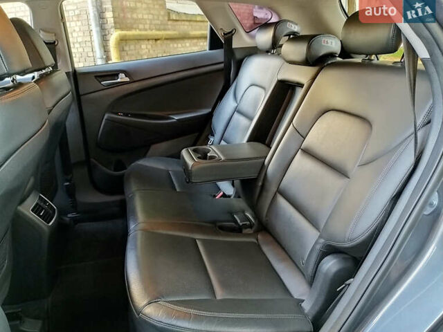 Серый Хендай Туксон, объемом двигателя 2 л и пробегом 97 тыс. км за 21888 $, фото 16 на Automoto.ua