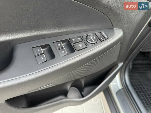 Серый Хендай Туксон, объемом двигателя 2 л и пробегом 130 тыс. км за 22700 $, фото 6 на Automoto.ua