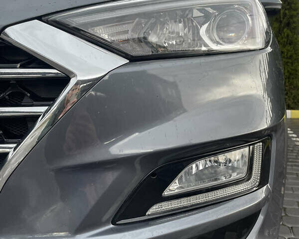 Серый Хендай Туксон, объемом двигателя 2 л и пробегом 140 тыс. км за 19700 $, фото 4 на Automoto.ua