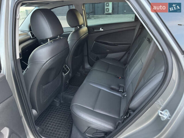 Серый Хендай Туксон, объемом двигателя 2 л и пробегом 130 тыс. км за 22700 $, фото 10 на Automoto.ua