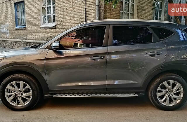 Серый Хендай Туксон, объемом двигателя 2 л и пробегом 97 тыс. км за 21888 $, фото 10 на Automoto.ua