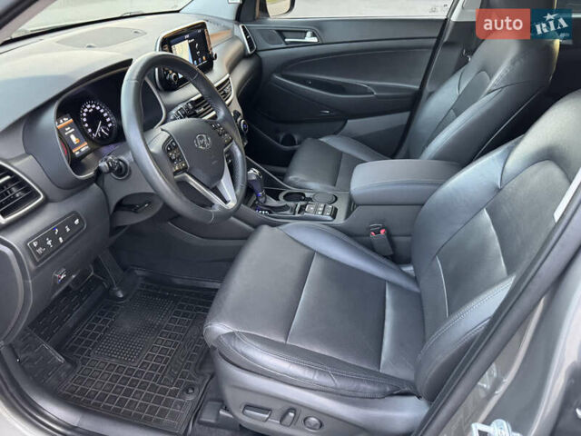 Серый Хендай Туксон, объемом двигателя 2 л и пробегом 130 тыс. км за 22700 $, фото 7 на Automoto.ua