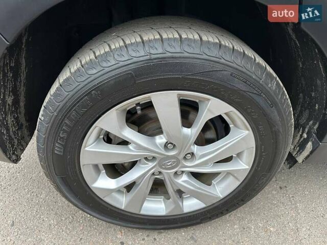 Сірий Хендай Туксон, об'ємом двигуна 2 л та пробігом 120 тис. км за 15999 $, фото 20 на Automoto.ua