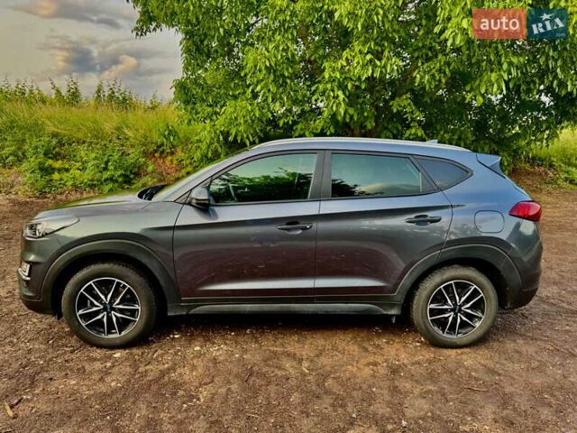 Серый Хендай Туксон, объемом двигателя 1.6 л и пробегом 110 тыс. км за 16999 $, фото 2 на Automoto.ua