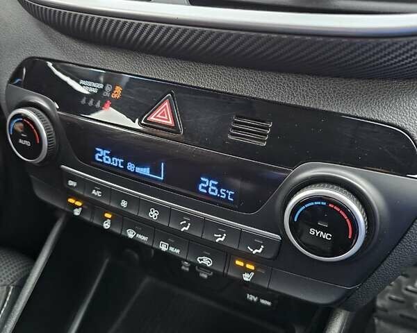 Сірий Хендай Туксон, об'ємом двигуна 2 л та пробігом 136 тис. км за 17300 $, фото 23 на Automoto.ua