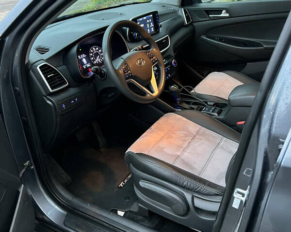 Серый Хендай Туксон, объемом двигателя 2 л и пробегом 204 тыс. км за 17600 $, фото 13 на Automoto.ua