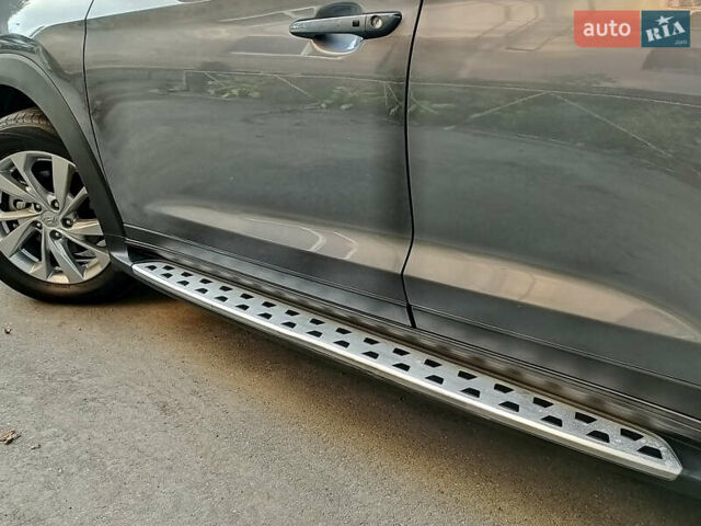 Серый Хендай Туксон, объемом двигателя 2 л и пробегом 97 тыс. км за 21888 $, фото 11 на Automoto.ua