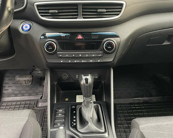 Серый Хендай Туксон, объемом двигателя 2 л и пробегом 140 тыс. км за 19700 $, фото 15 на Automoto.ua