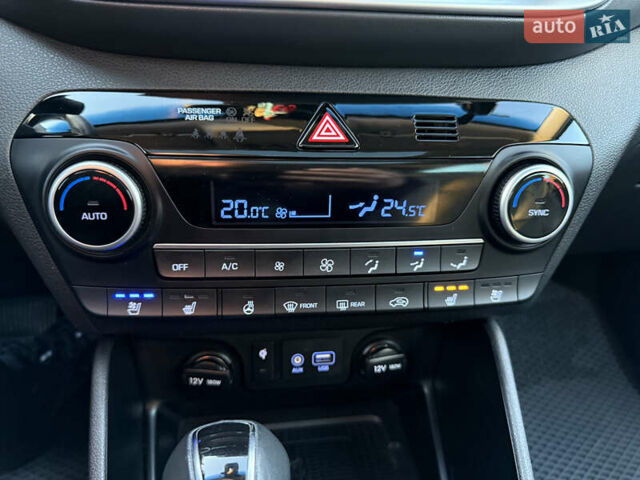 Серый Хендай Туксон, объемом двигателя 1.6 л и пробегом 214 тыс. км за 21000 $, фото 92 на Automoto.ua