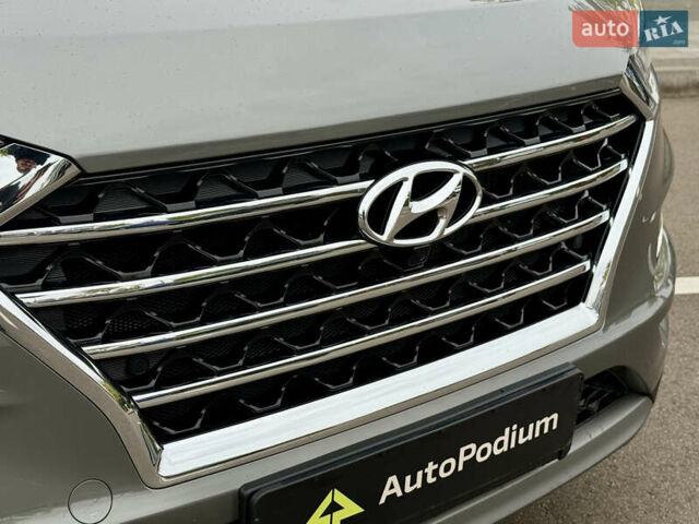 Серый Хендай Туксон, объемом двигателя 2 л и пробегом 28 тыс. км за 32800 $, фото 5 на Automoto.ua
