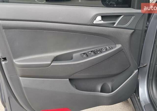 Серый Хендай Туксон, объемом двигателя 2 л и пробегом 135 тыс. км за 24500 $, фото 15 на Automoto.ua
