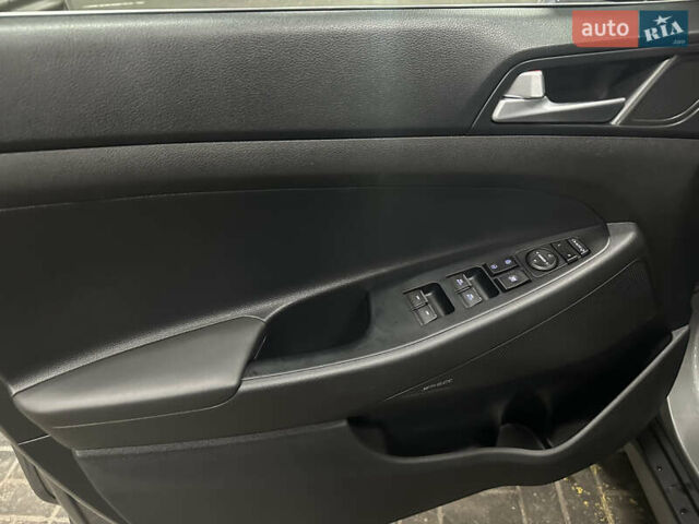Серый Хендай Туксон, объемом двигателя 2 л и пробегом 28 тыс. км за 30200 $, фото 6 на Automoto.ua