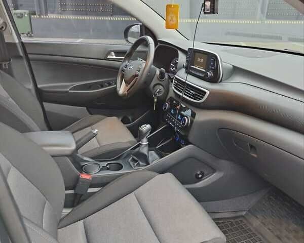 Серый Хендай Туксон, объемом двигателя 2 л и пробегом 60 тыс. км за 19500 $, фото 6 на Automoto.ua