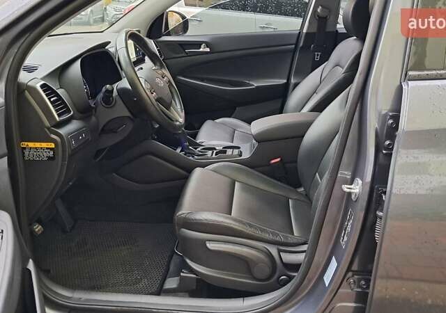 Серый Хендай Туксон, объемом двигателя 2 л и пробегом 103 тыс. км за 24900 $, фото 3 на Automoto.ua