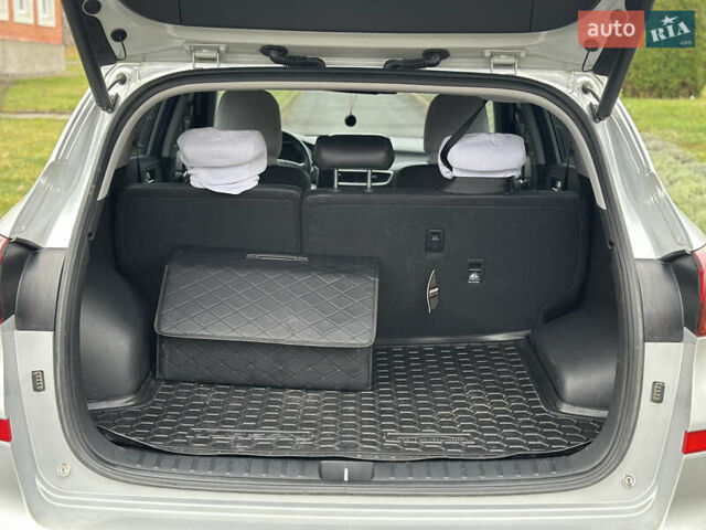Серый Хендай Туксон, объемом двигателя 2 л и пробегом 149 тыс. км за 27500 $, фото 6 на Automoto.ua
