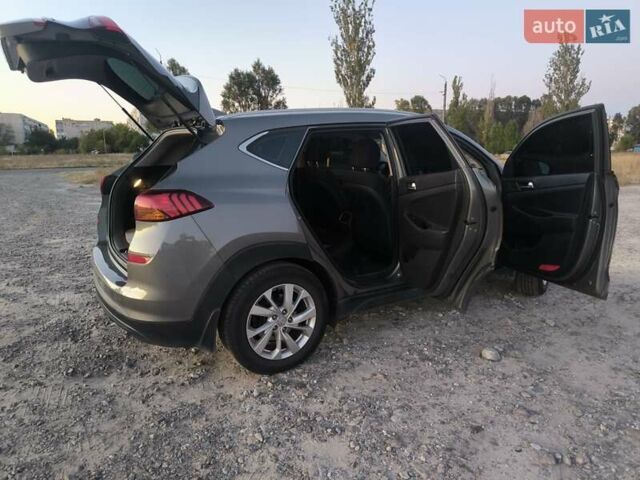 Серый Хендай Туксон, объемом двигателя 2 л и пробегом 92 тыс. км за 23500 $, фото 3 на Automoto.ua