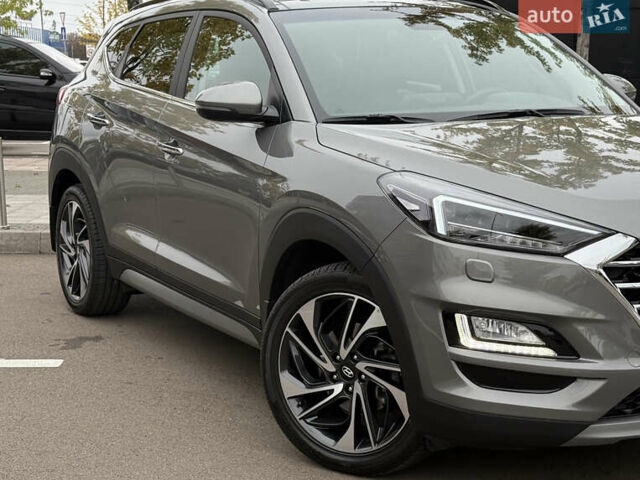 Серый Хендай Туксон, объемом двигателя 2 л и пробегом 28 тыс. км за 32800 $, фото 1 на Automoto.ua