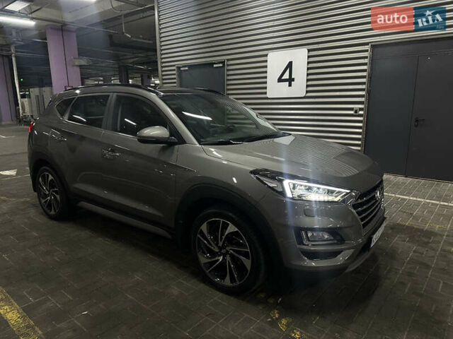 Серый Хендай Туксон, объемом двигателя 2 л и пробегом 28 тыс. км за 30200 $, фото 2 на Automoto.ua